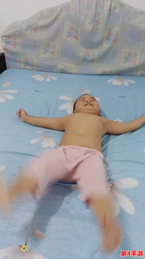 小孩穿着开裆裤躺在床上大腿就蹦，萌趣瞬间引发网友热议，笑翻全场！