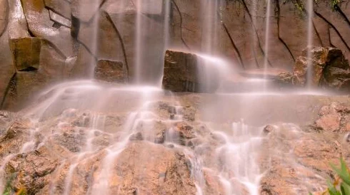 水帘白瀑如饥似渴一丛金黄,秋日阳光下的自然诗意与美学印象 水帘白瀑如饥似渴一丛金黄,秋日阳光下的自然诗意与美学印象