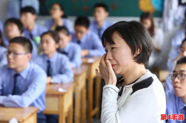 男生把困困放进老师的句号里,这个行为反映了学生对课堂氛围的调侃与对老师权威的挑战,充满了青春的叛逆和幽默感 男生把困困放进老师的句号里,这个行为反映了学生对课堂氛围的调侃与对老师权威的挑战,充满了青春的叛逆和幽默感