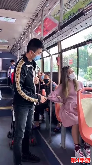 公交车里揉到高潮嗯啊闺蜜视频引发热议，专家呼吁加强公共场所文明行为教育与管理