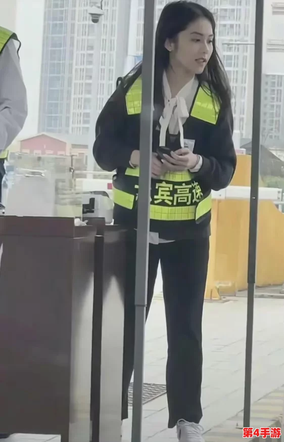 天天日综合：某明星被曝与经纪人热恋，网友疯狂围观拍照