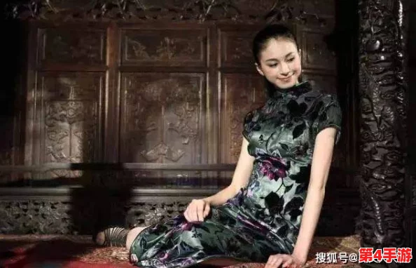 萌白酱金色的旗袍：传统与现代的完美结合，展现女性优雅与时尚的独特魅力与文化意涵