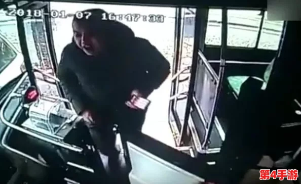 公交车被多人伦 吃花蒂，令人发指的行为让人震惊，社会需要严肃反思这一事件的背后真相！
