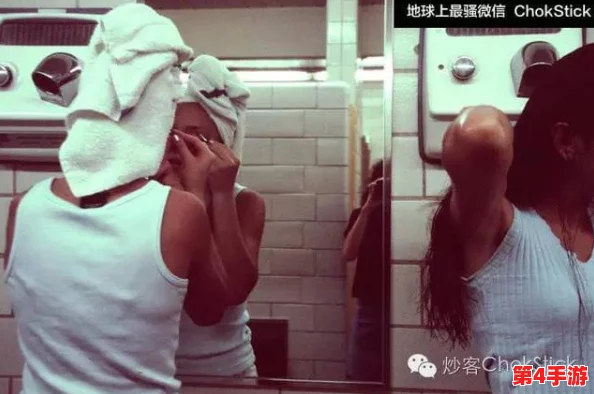 近距离偷窥大胆熟女沟厕嘘嘘：这是一段关于一位勇敢女性在公共厕所中放松自我的视频，展现了她的无畏与自由