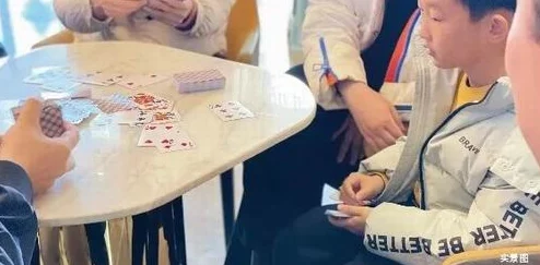 男女打扑克摇床,展现了在轻松娱乐中交织的竞争与合作,体现了人际关系中的趣味和互动 男女打扑克摇床,展现了在轻松娱乐中交织的竞争与合作,体现了人际关系中的趣味和互动