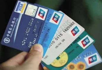 欧美一卡二卡：解析在欧美地区流行的信用卡与借记卡使用现状及其对消费者生活的影响和便利性