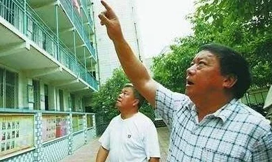 扒-开-老师的-胸-罩-吸了一夜，竟然引发了全校师生的热议与讨论，背后隐藏着怎样不为人知的故事？